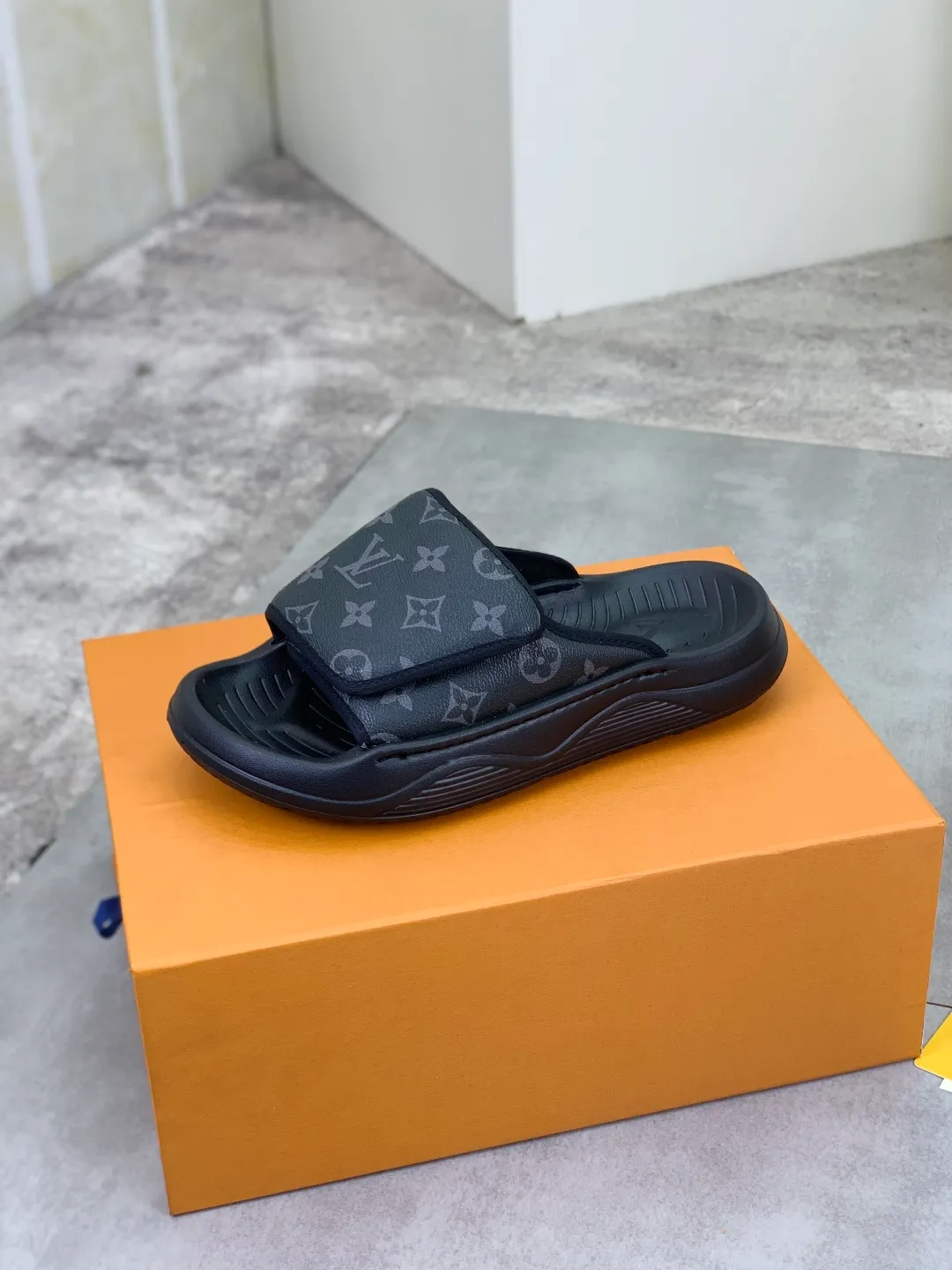 Men's shoes 💰P320💰【New style】🆘 Original quality 【LOUIS VUITTON】The popular Louis Vuitton LV men's slippers on the official website are on sale simultaneously! Original fabric imported from Italy. Original bottom provided by the original factory. Number of yards: 38-44 (customized to 45). Multiple colors to choose from. Fully packaged drawer box.